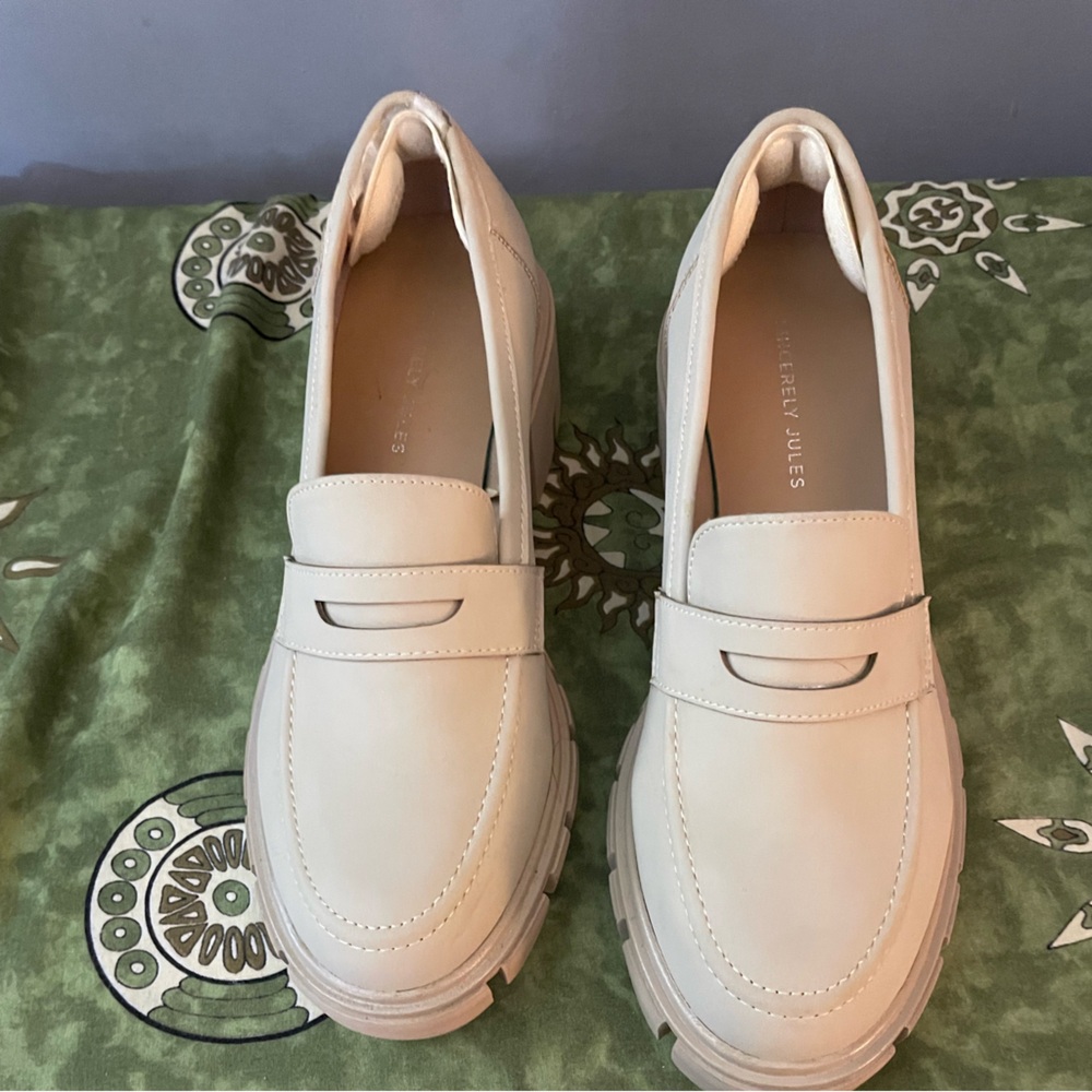 Light colored, dress shoe/ loafers. Extremely comfortable.